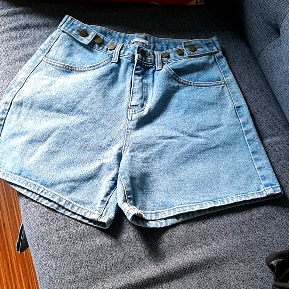 Ladies Jean's shorts - Picture 1 of 4